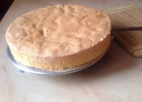 1. Этап. Бисквитный торт с масляным кремом: Затем вынимаем, снимаем бортики с формы и даем бисквиту полностью остыть.