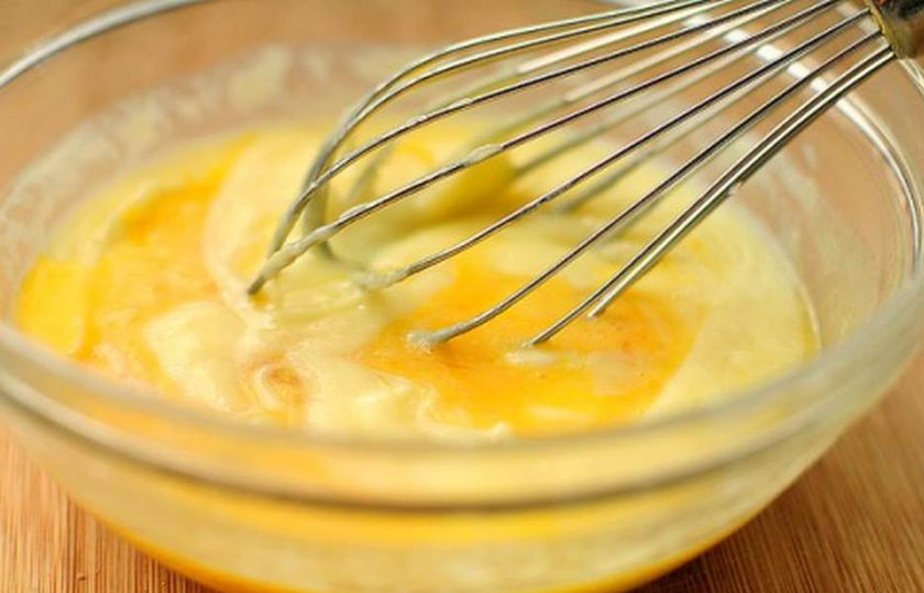 1. Этап. Традиционная Шарлотка с яблочком: 3. Смешайте муку с содой и солью. Затем просейте в яично-сахарную смесь, перемешайте.