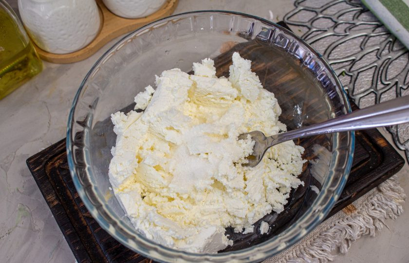 1. Этап. Чуду с черемшой: Тем временем приготовьте начинку. Выложите в чашу творог, добавьте соль по вкусу.