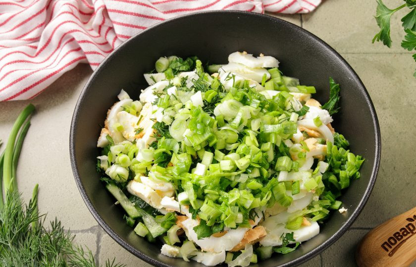 1. Этап. Салат с кальмаром, огурцом и грибами: Зелень промойте, обсушите и порубите ножом.