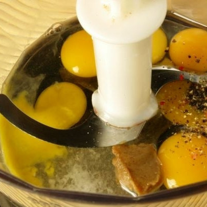 1. Этап. Майонез на перепелиных яйцах: Складываем в чашу блендера яйца, соль, молотые перцы, сахар и горчицу.