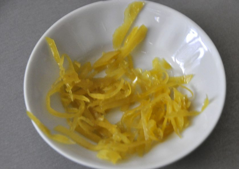 1. Этап. Персик Мельба: Готовые цукаты из цедры обсушите.