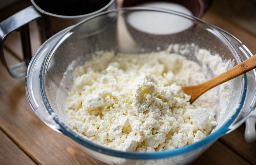 1. Этап. Шаники: Добавьте творог и разотрите его руками с мукой.