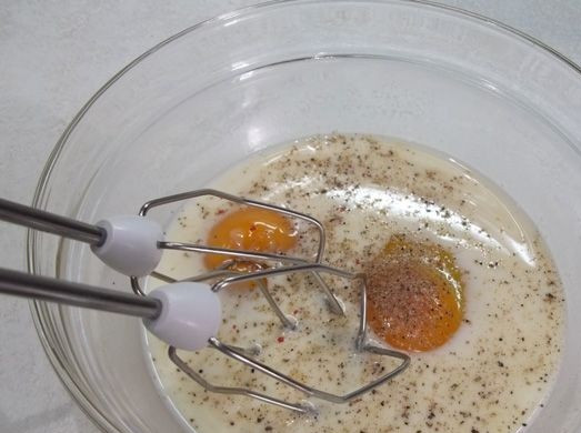 1. Этап. Омлет для кормящей мамы: 2. Влить молоко (лучше использовать молоко не очень жирное) или кефир. Венчиком или миксером начать взбивать. Как сделать омлет для кормящей мамы еще интереснее? Можно добавить немного сушеных трав или измельченной зелени по вкусу.