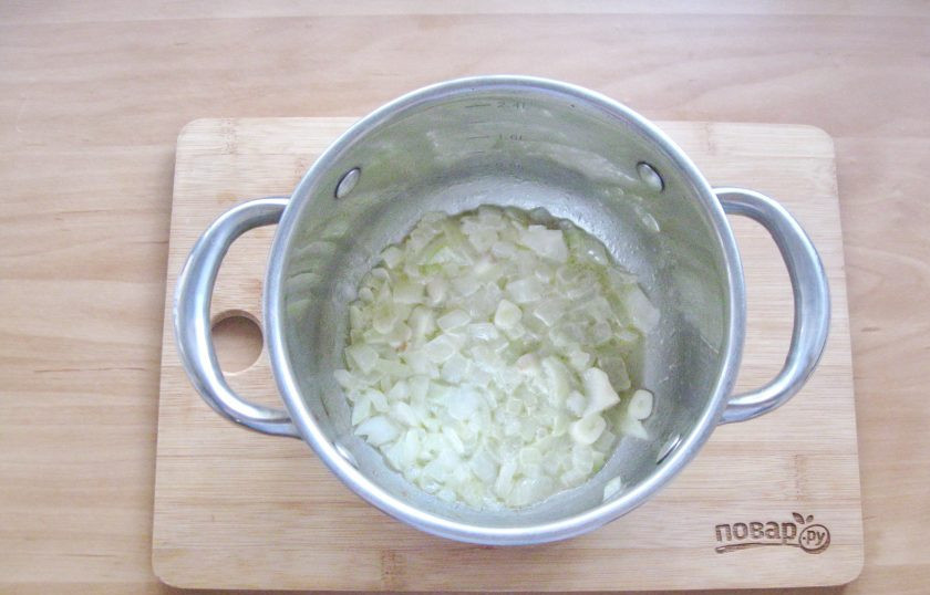 1. Этап. Тыквенный суп с мясом краба: Пассеруйте лук с чесноком до прозрачности. Сильно зажаривать не нужно.