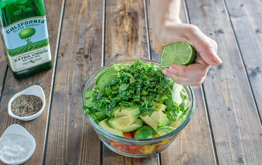 1. Этап. Салат из авокадо с лаймом: 5. Соберите все ингредиенты в глубоком салатнике. Добавьте сок лайма.