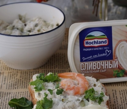 1. Этап. Рыбный паштет: Сверху выложите рыбный паштет. По желанию облагородьте закуску, добавьте зелень и любимые ингредиенты по своему предпочтению.