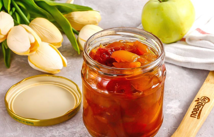 1. Этап. Варенье из арбуза и яблок: Выложите в банку горячее варенье и сразу же закатайте крышкой по резьбе или с помощью ключа для консервации.