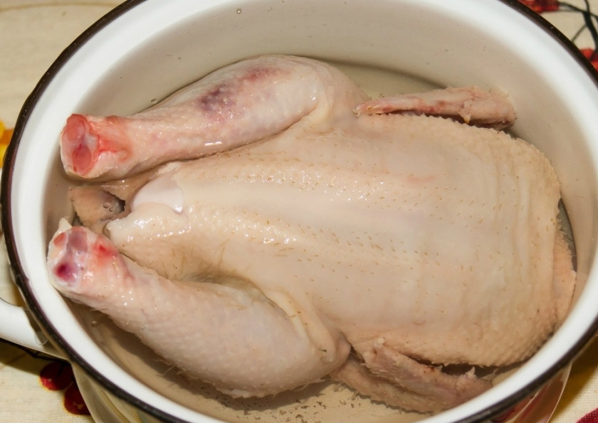 1. Этап. Курица, фаршированная айвой: 1. Курицу хорошо промойте внутри и снаружи. По желанию можно снять кожу, я не снимала. Затем курицу на 1,5 часа необходимо поместить в соляной раствор: налейте в кастрюлю воды, добавьте 2 чайные ложки соли, погрузите мясо.