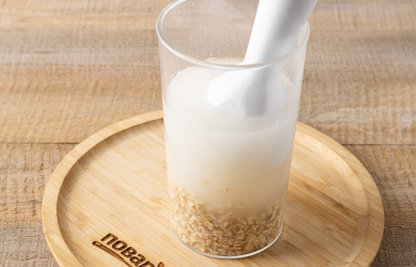 1. Этап. Шоколадное овсяное молоко: Измельчите овсяные хлопья с водой блендером до однородности.