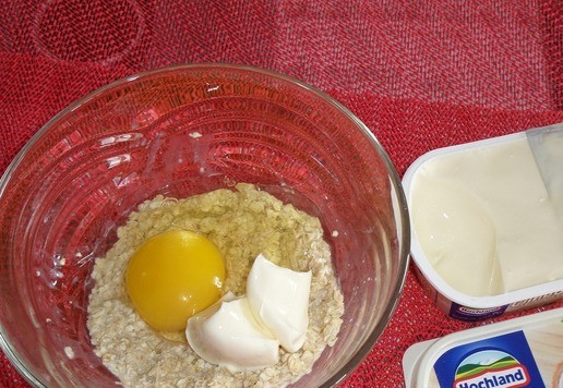 1. Этап. Шоколадный овсяноблин с бананом: В миску добавляем яйцо и плавленый сливочный сыр. Хорошо перемешиваем.