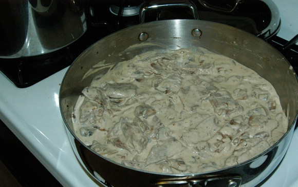 1. Этап. Бефстроганов с грибами и луком: Положите в соус поджаренную говядину. Перемешайте. Тушите ещё минуты 2.