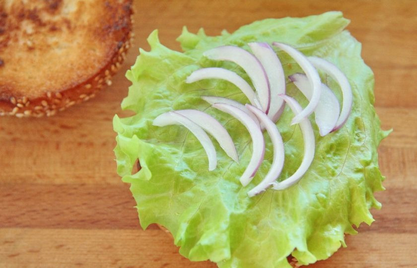 1. Этап. Вегетарианский бургер (мастер-класс): Лист салата и немного красного лука.