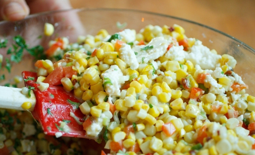 1. Этап. Мексиканский салат с кукурузой: Ваш салат готов! Перед подачей на стол украсьте его дольками лайма.