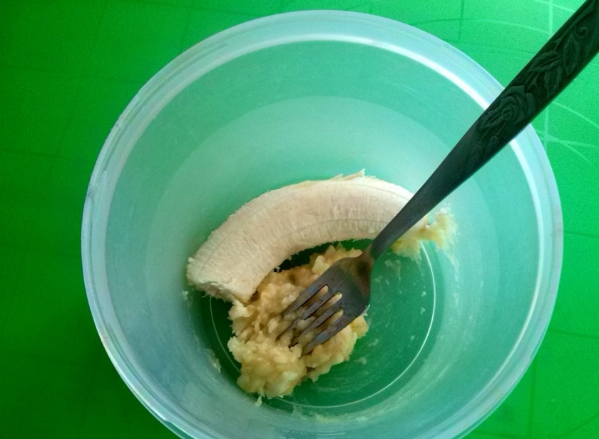 1. Этап. Сыроедческое печенье: Банан отдельно разомните вилкой.