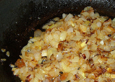 1. Этап. Вкусные мясные котлеты: 1. Итак, начинаем готовку. Сало режем мелким кубиком, и обжариваем на сковороде, пока не начнет выделятся жир, а сами кусочки не уменьшатся. Теперь добавим измельченный лук и жарим, пока цвет лука не станет золотистым.