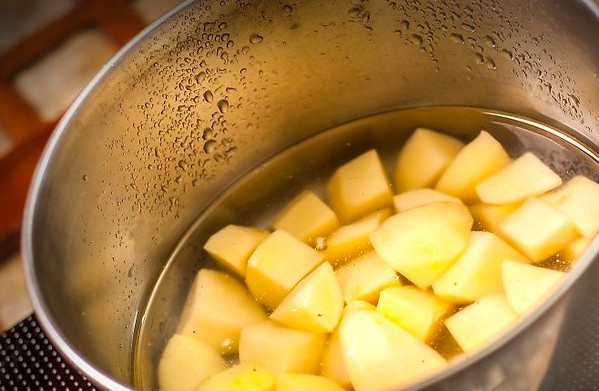 1. Этап. Жареный картофель: Сперва картофель очистите и нарежьте небольшими кубиками примерно одинаковой величины. Залейте водой и дайте постоять минут 10, затем воду слейте.