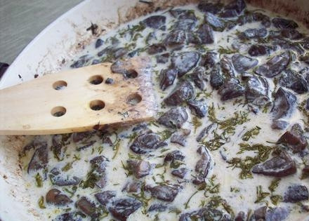 1. Этап. Паста с белыми грибами: Тонкой струйкой вылейте сливки в сковороду. Непрерывно помешивая доведите грибной соус до густоты жидкой сметаны.