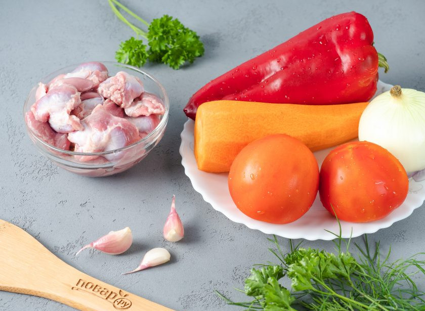 1. Этап. Куриные желудки с овощами: Подготовьте все необходимые ингредиенты.