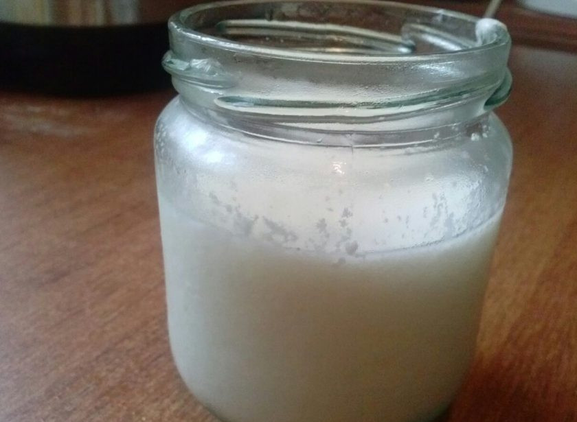 1. Этап. Йогурт в йогуртнице Сатурн: 8. У нас получился натуральный, живой термостатный йогурт. Если ваша йогуртница перегревает, молоко свернется или будет редким. Если вы добавите закваску в молоко свыше 30 градусов, бактерии погибнут и у вас получится редкий кисляк. По вкусу в йогурт можно добавлять любые ягоды, мед или фрукты.