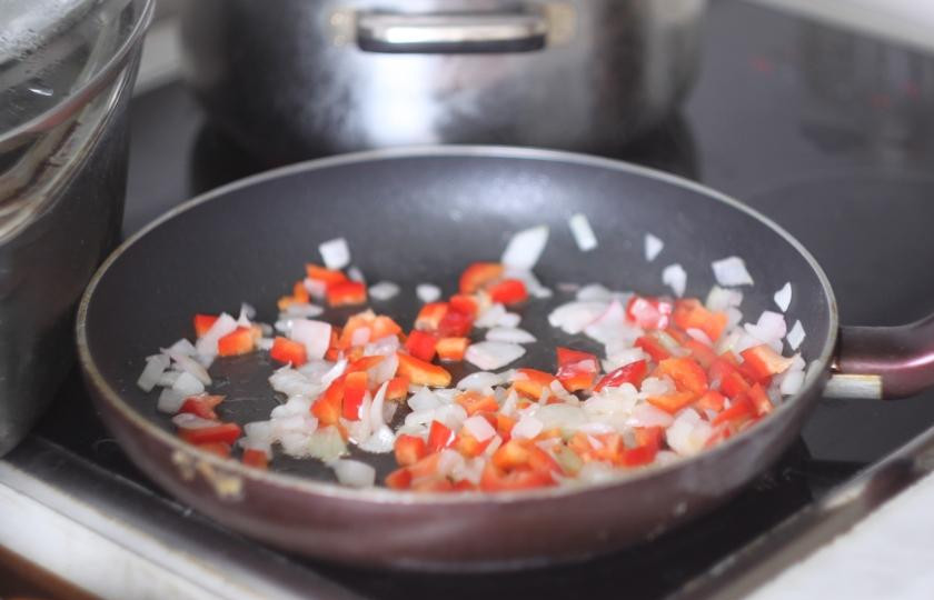 1. Этап. Борщ на бобах: Затем болгарский перец добавить на сковородку к луку.