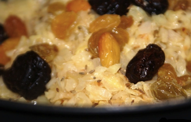 1. Этап. Капуста с сухофруктами: В сковороду с капустой добавьте сухофрукты, перец и яблочный уксус. Всё хорошо перемешайте. Сковороду накройте крышкой, томите всё на медленном огне 10 минут до готовности.