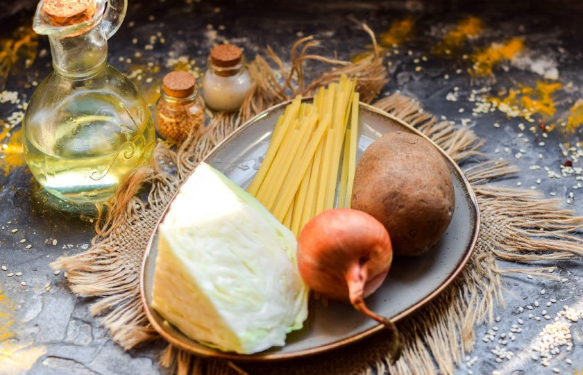 1. Этап. Суп с лапшой и капустой: Подготовьте ингредиенты. Заранее сварите куриный бульон.