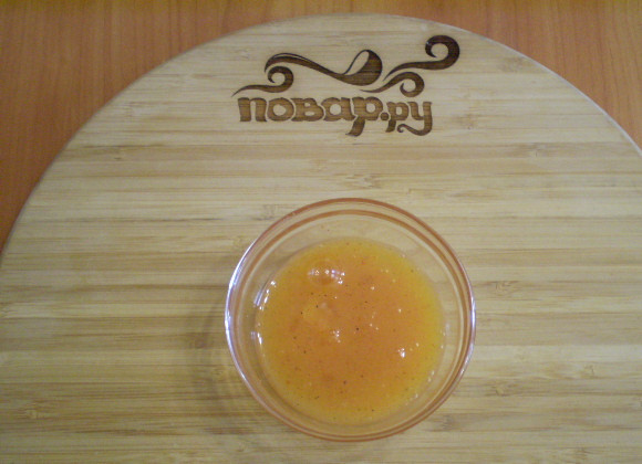 1. Этап. Трубочки из лаваша, запеченные в духовке: Желток смешиваем со специями и солью, если есть кунжут, обязательно добавьте.