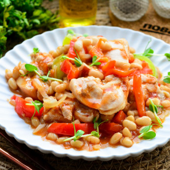 Курица с фасолью и перцем