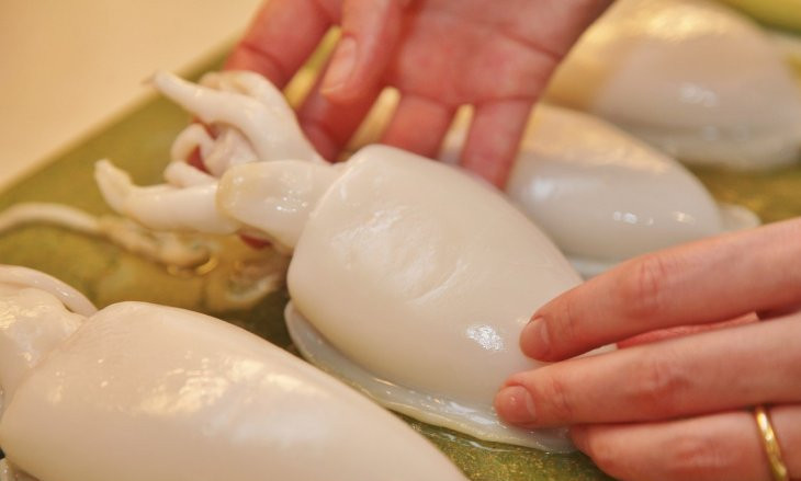 1. Этап. Отбивные из кальмаров: 1. Берем тушки кальмара. Варить их не нужно. Наша задача - почистить их, тщательно промыть и разрезать пополам (вдоль).