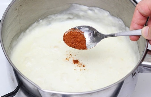 1. Этап. Соус Морней: 1. В разогретый на среднем огне белый соус добавьте красный перец.