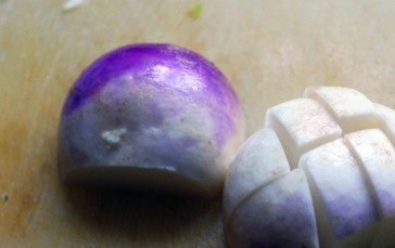 1. Этап. Уха из пикши: Морковь очистите и хорошо промойте вместе с репой. Нарежьте эти овощи на небольшие кусочки.