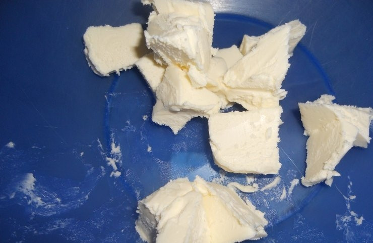 1. Этап. Пирог с картофелем и сыром: Растираем масло вилкой.