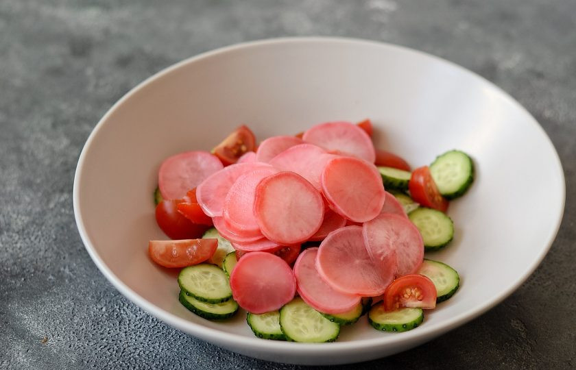 1. Этап. Салат с маринованной редиской: Добавьте маринованную редиску.