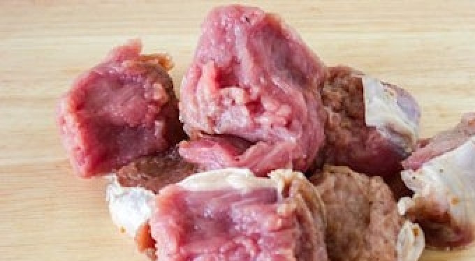 1. Этап. Баранина с болгарским перцем: Мясо баранины промыть, обсушить, нарезать кусочками.