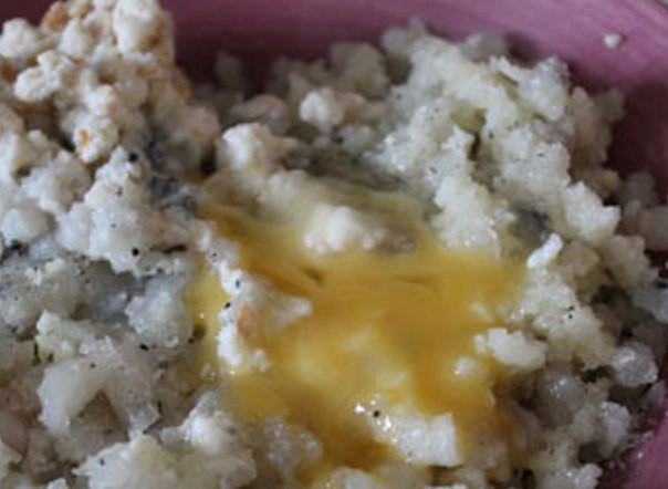 1. Этап. Котлеты из щуки в мультиварке: Также пропустите через мясорубку лук и размоченный в молоке хлеб. Чеснок выдавите через пресс. Смешайте все ингредиенты, добавьте яйцо, соль, перец и хорошо вымешайте фарш.