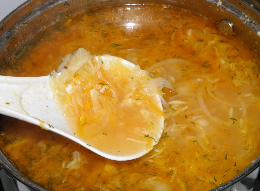 1. Этап. Постные щи из квашеной капусты: Суп перемешайте, мучная заправка сделает его гуще. Добавьте зелень укропа, выключите огонь. Дайте супу настояться минут 20. Подавайте горячим, приятного аппетита!