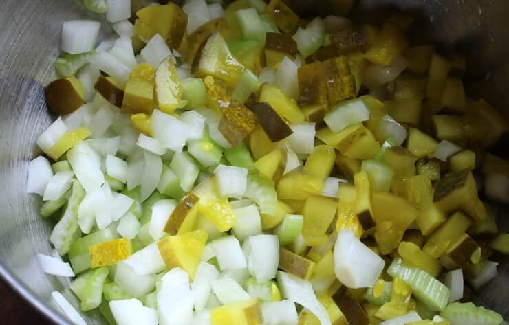 1. Этап. Классический картофельный салат: 1. Нарежьте мелким кубиком лук, стебель сельдерея, консервированные огурцы небольшого размера. Выложите овощи в миску и перемешайте.