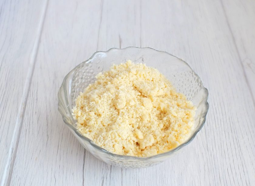 1. Этап. Татарский пирог с творогом: Отдельно смешайте 35 грамм сливочного масла, 25 грамм сахара и 70 грамм муки. Разотрите в крошку. Посыпка готова.