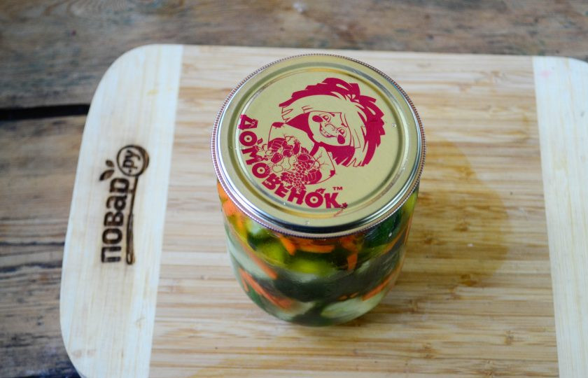 1. Этап. Огурцы по-корейски на зиму (простой рецепт): Затем банки закатайте и переверните вверх дном.