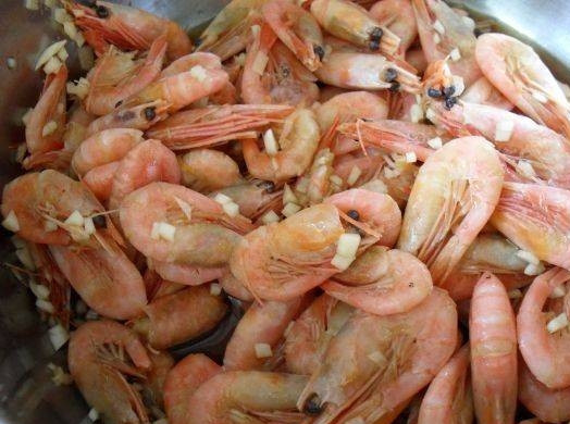 1. Этап. Креветки на мангале: К креветкам влейте соус. Перемешайте ингредиенты. Оставьте их мариноваться на 30 минут.