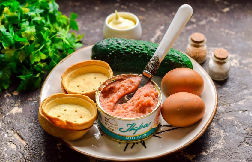 1. Этап. Тарталетки с икрой минтая: Подготовьте ингредиенты. Куриные яйца отварите заранее.