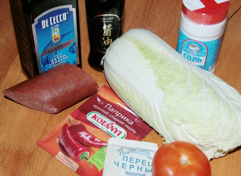 1. Этап. Салат пикантный с колбасой: Подготовьте все необходимые ингредиенты.