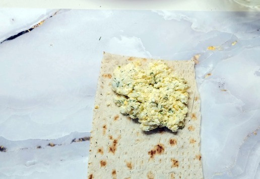 1. Этап. Треугольники из лаваша с начинкой: На один край выложить начинку.