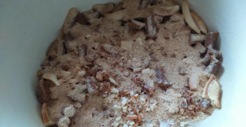 1. Этап. Пирожные Картошка: Измельчите печенье в крошку.