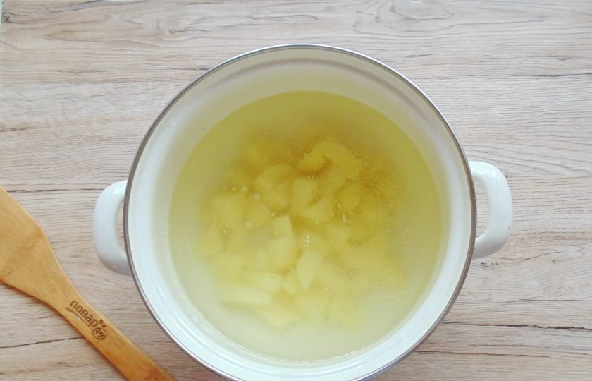 1. Этап. Щавелевый суп с кабачками: В кастрюлю налейте бульон. Картофель очистите, ополосните и нарежьте, как на суп. Выложите в кастрюлю с бульоном и поставьте на средний огонь.