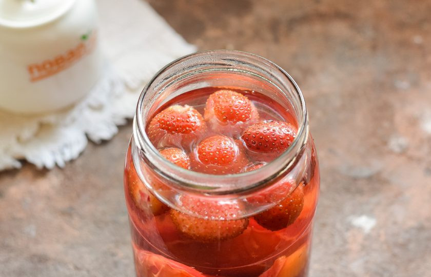 1. Этап. Компот из клубники и сливы на зиму: Верните компот в банку.