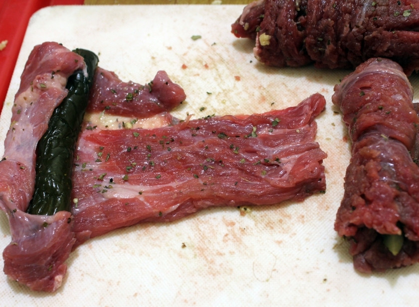 1. Этап. Рулетики из говядины с начинкой: Заверните ломтики солёных огурцов в говяжьи отбивные.