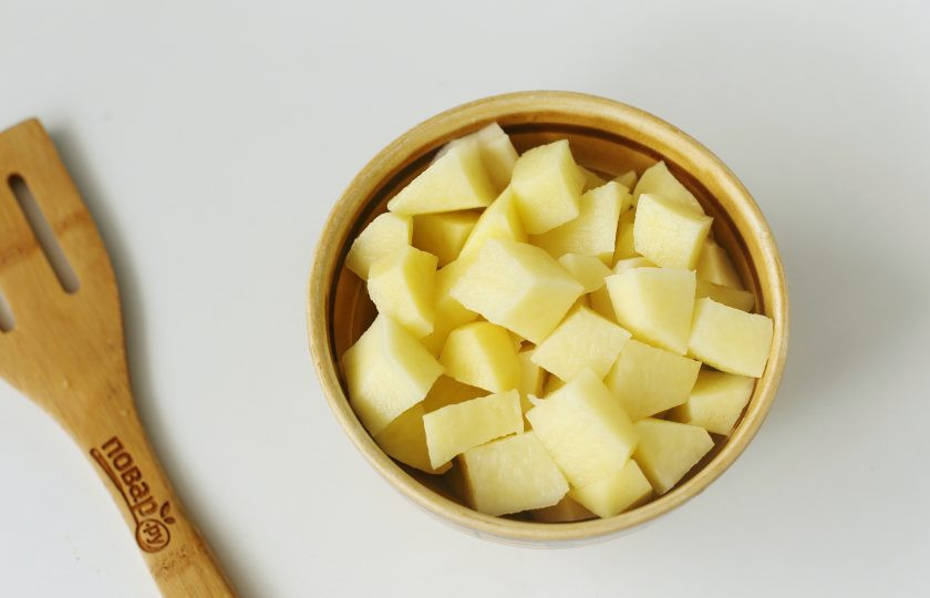 1. Этап. Овощной суп с говядиной: В кипящий бульон опустите картофель нарезанный кубиками.