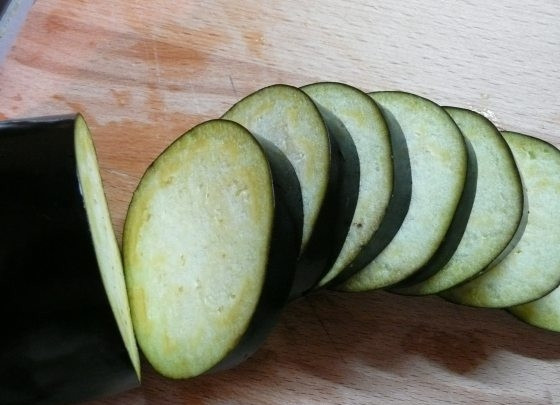 1. Этап. Быстро маринованные баклажаны: Баклажаны моем и нарезаем кружочками толщиной примерно 0.5 сантиметра. Для того, чтобы удалить горечь, замачиваем нарезанные баклажаны в соленой воде примерно на 30 минут.